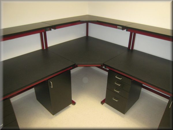 Table Model <span style="color: #800000;"><strong>F-103P-CNR</strong></span> - L-Shaped Tech Style Workbench - Image 4