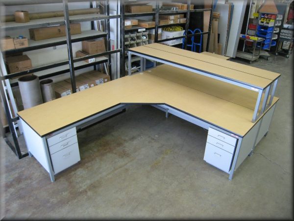 Table Model <span style="color: #800000;"><strong>LA-109P</strong></span> - L-Shaped Workbench - Flat Top - Image 6