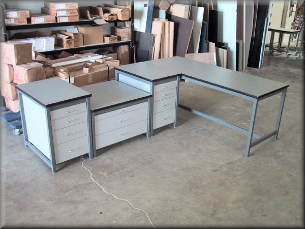 Table Model <span style="color: #800000;"><strong>LA-109P</strong></span> - L-Shaped Workbench - Flat Top - Image 4