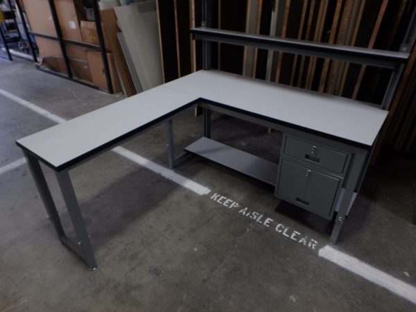 Table Model <span style="color: #800000;"><strong>LA-109P</strong></span> - L-Shaped Workbench - Flat Top - Image 9